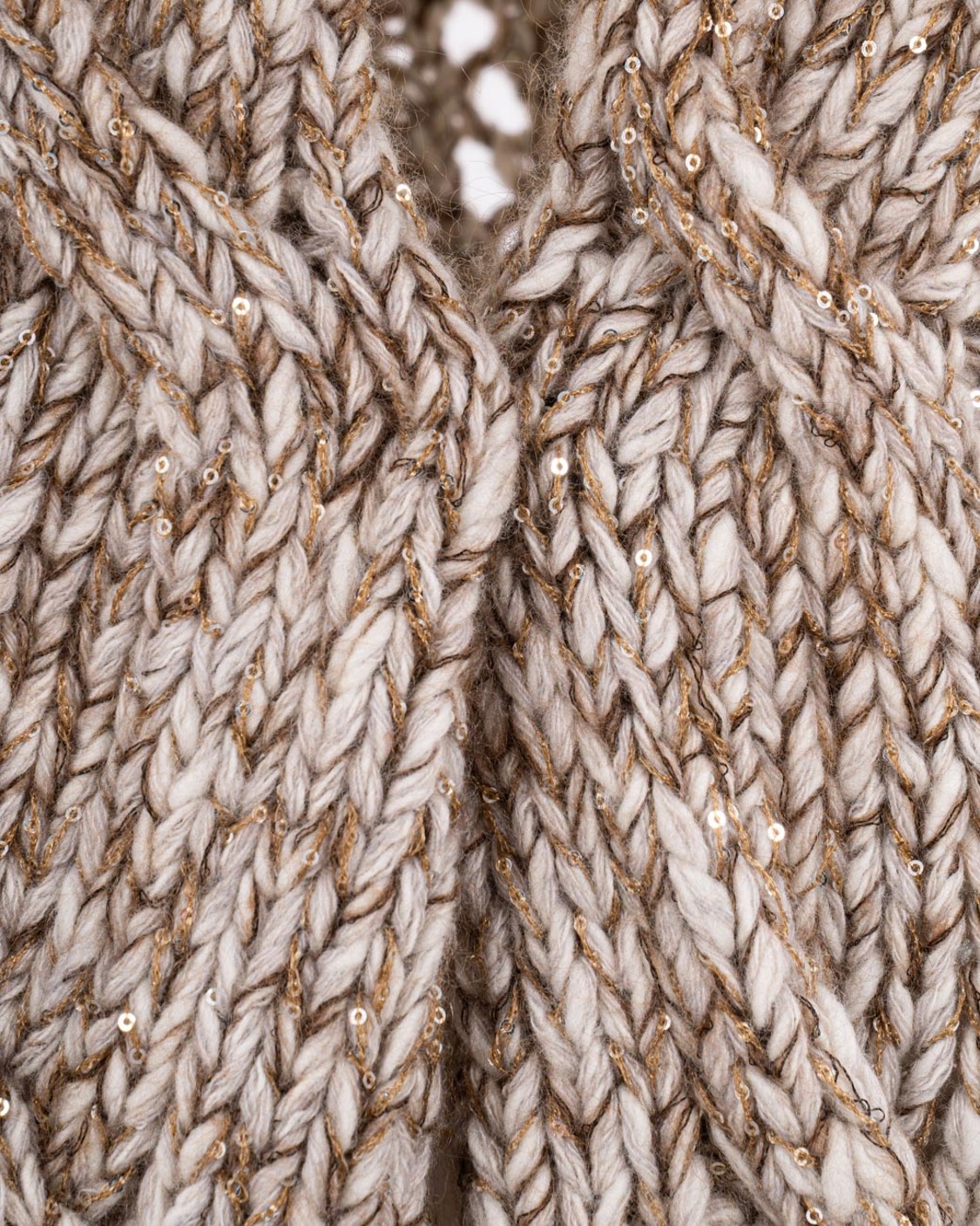 shop BRUNELLO CUCINELLI  Cardigan: Brunello Cucinelli cardigan Dazzling Chiné in lana Soft, cashmere e mohair a treccia.
Chiusura con bottone in corno.
Spalla abbassata.
Manica ampia.
Maglia a treccia.
Composizione: 39% LANA DI AGNELLO, 32% CASHMERE, 15% POLIAMMIDE, 9% POLIESTERE, 5% MOHAIR.
Made in Italy.. MGR372916-CIK13 number 1452190